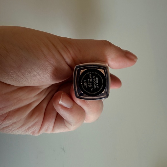 Radiant Creamy Concealer - Picture 2 of 4